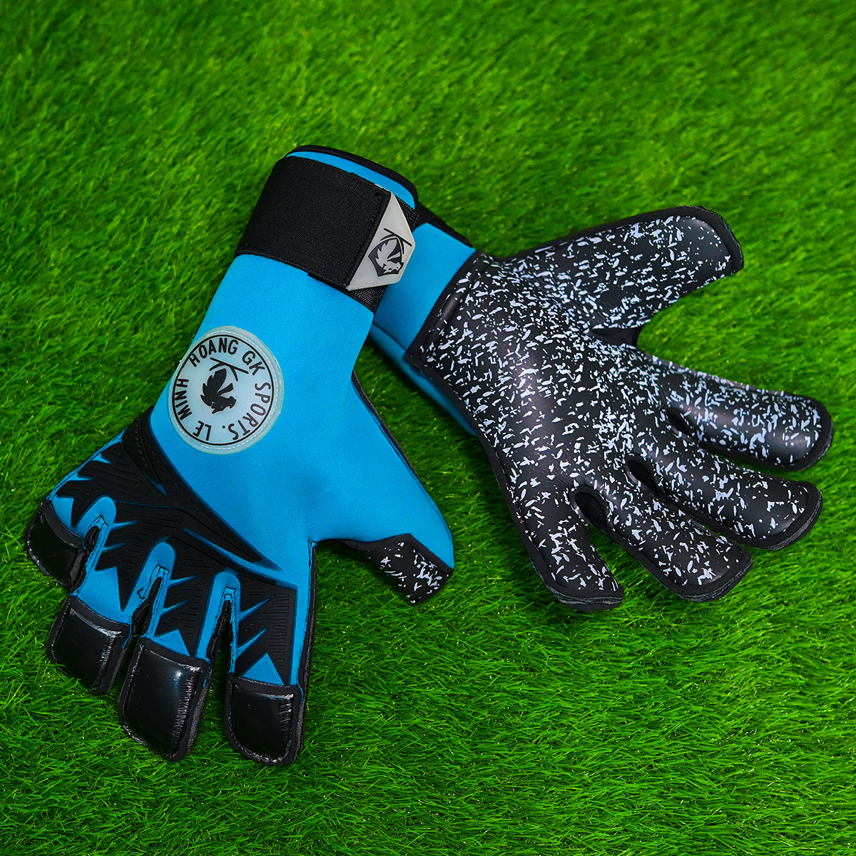 Aria 460 Goalkeeper Gloves Sharp Control, Bold Design